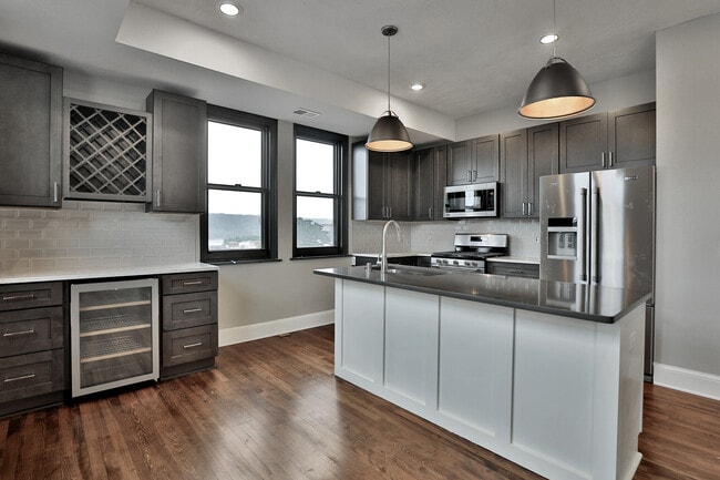 Building Photo - 107 Chestnut St E