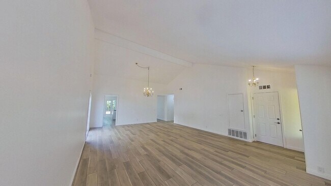 Building Photo - Beautiful 4 Bedroom 2 Bath Single-Family H...