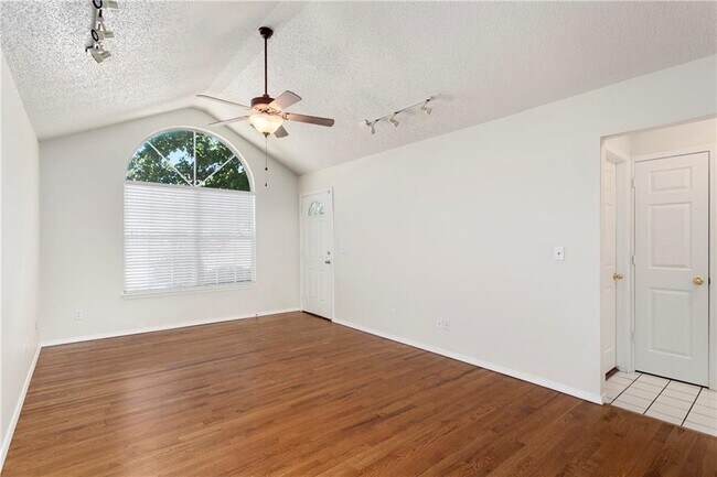 Building Photo - 565 E Evergreen Ln