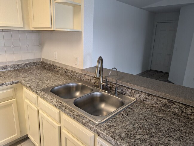 Foto del edificio - 8825 Latrec Ave