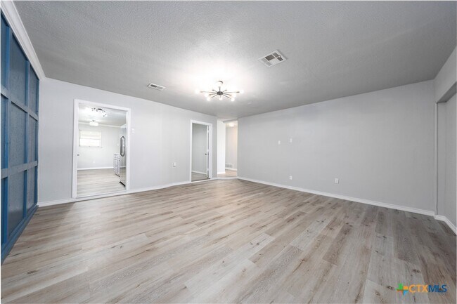 Building Photo - 1804 Miles St
