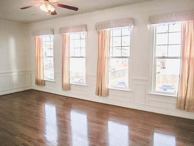 Foto del edificio - Beautiful 3 Bed 3.5 Bath Interior Townhome...