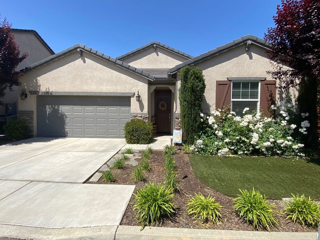 Primary Photo - Home located in the Avalon Gated community...