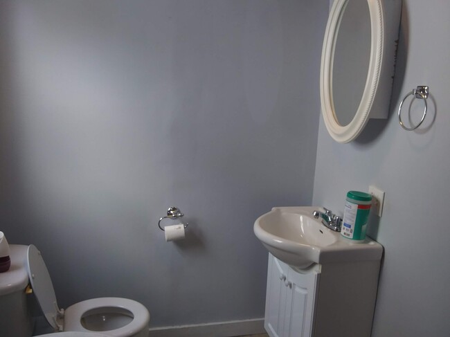 Bathroom Pic 1 - 15 College Ave