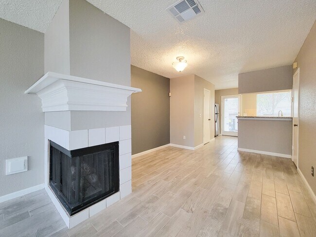 Foto del edificio - Welcome to This Charming Townhome Nestled ...