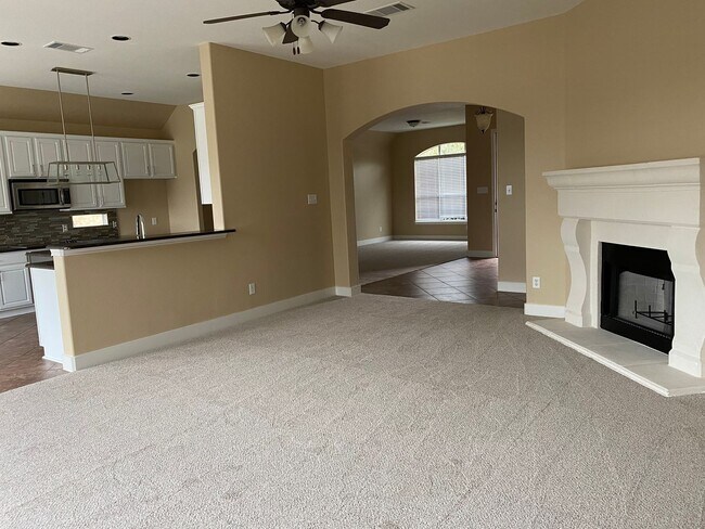 Foto del edificio - Spacious 3-Bedroom Home for Lease in the h...