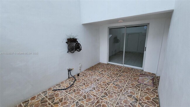 Foto del edificio - 5060 Elmhurst Rd