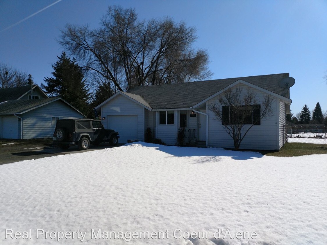 Primary Photo - 3 br, 1 bath House - 390 E Iowa Ave.