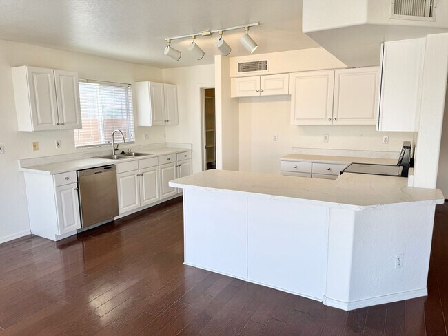 Foto del edificio - 4 Bedroom 3 Bathroom Home in Surprise! Has Loft & Additional Office/Den!