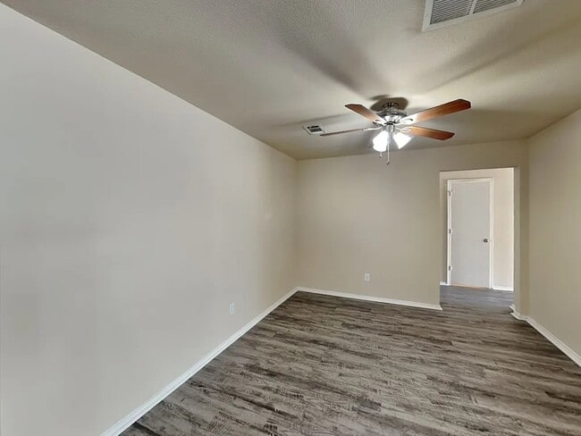 Building Photo - 5027 Raymond Dr