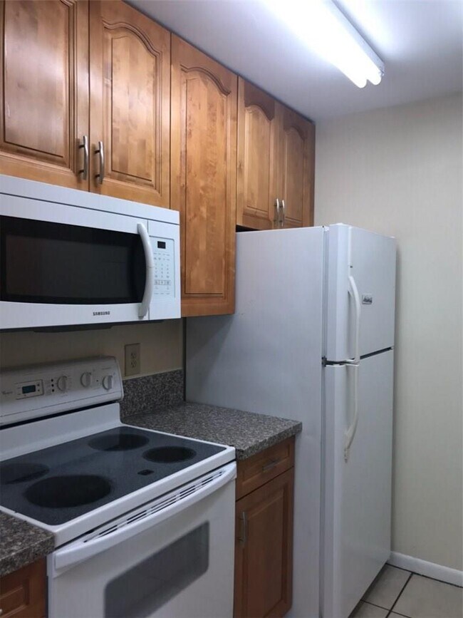 Building Photo - 10216 Twin Lakes Dr