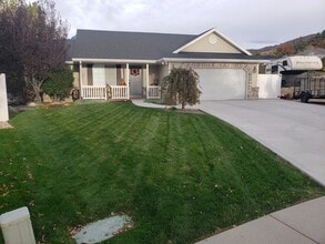 Building Photo - 443 E Leah Day Cv