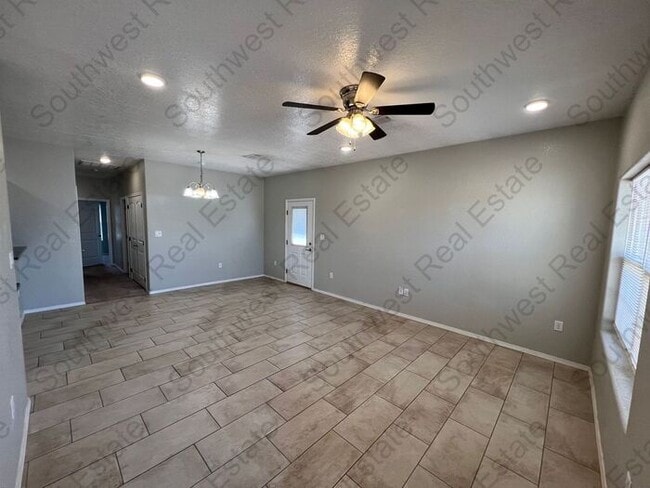 Building Photo - Beautiful 3 bedroom 2 bath home