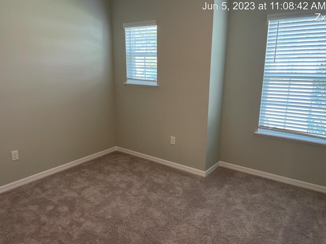 Building Photo - 77 Oakleaf Way