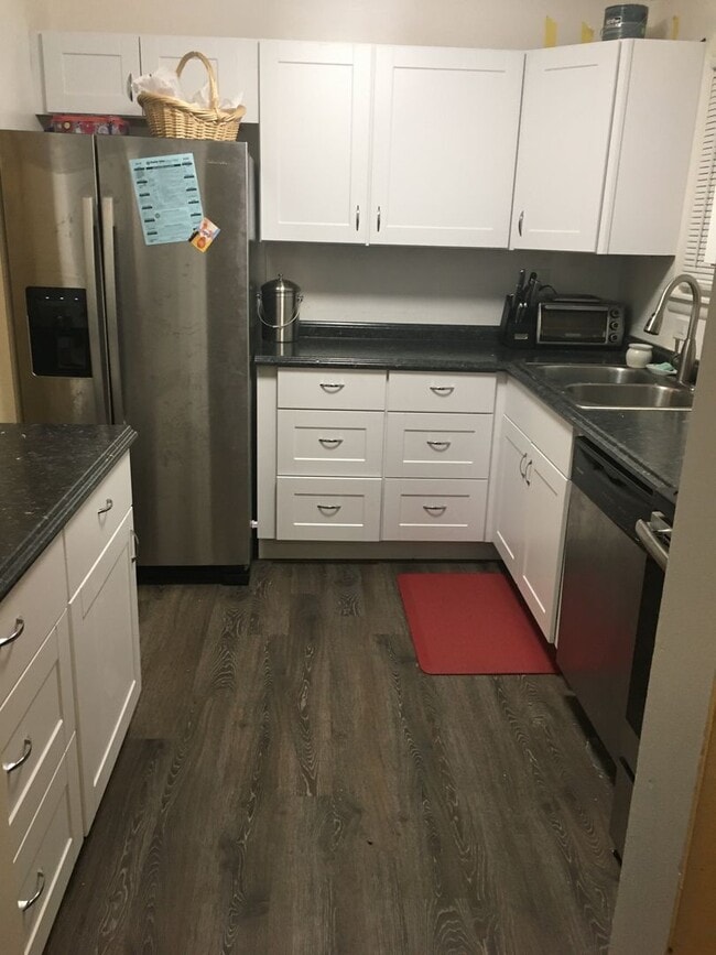 Building Photo - Two Bedroom Apartment with Fenced Backyard...