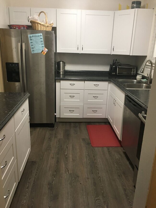 Foto del edificio - Two Bedroom Apartment with Fenced Backyard...