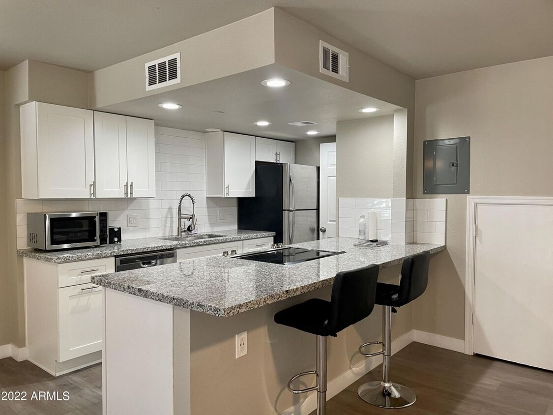 Foto principal - Remodeled 2bedroom 1 bath condo close to e...