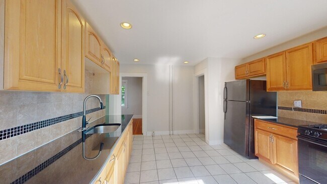 Building Photo - 212 Fellsway W