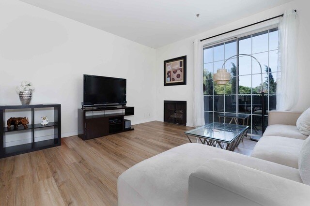 Foto del edificio - 585 N Rossmore Ave