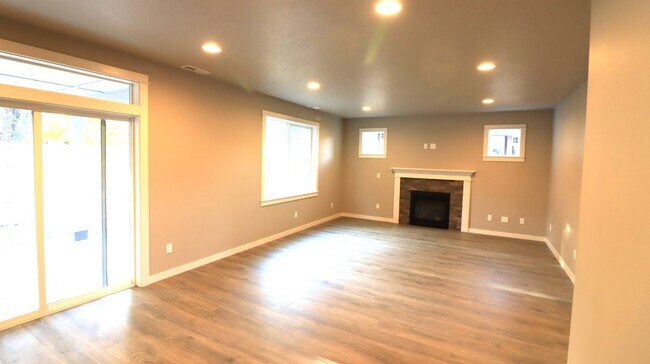 Foto del edificio - Rare 5/3 home in SE Bend