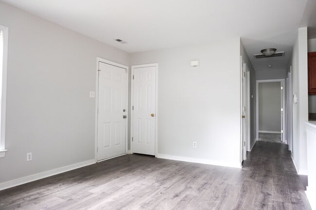 Building Photo - 8001 Clovertree Ct