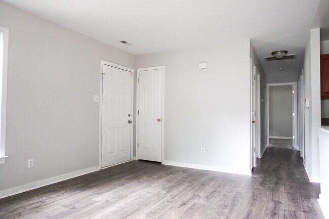 Foto del edificio - 8001 Clovertree Ct