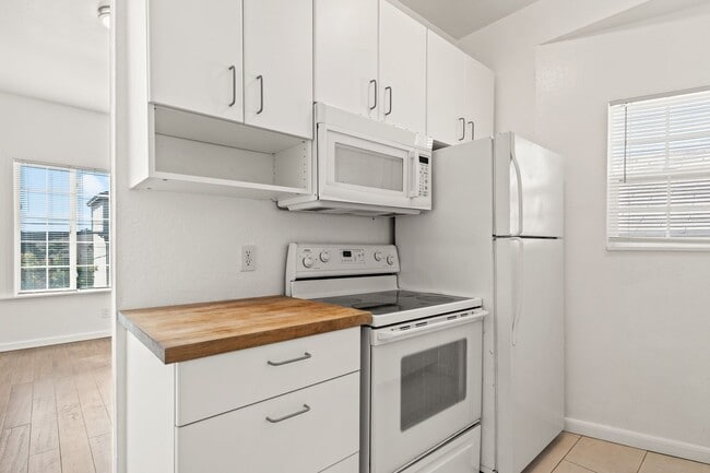 Foto del edificio - Fully Renovated 2-Bedroom in West Oakland McClymonds Neighborhood