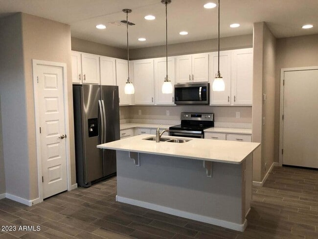 Foto del edificio - 594 W Westchester Ave