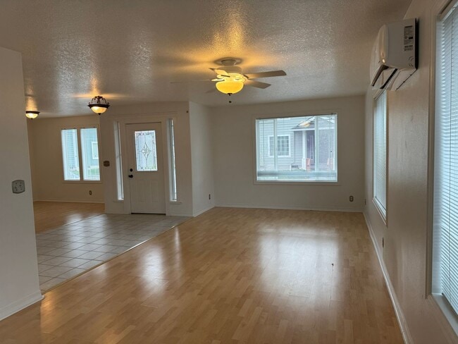 Building Photo - 3657 Rivercrest Dr