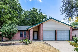 Building Photo - 10105 Woodland Village Dr