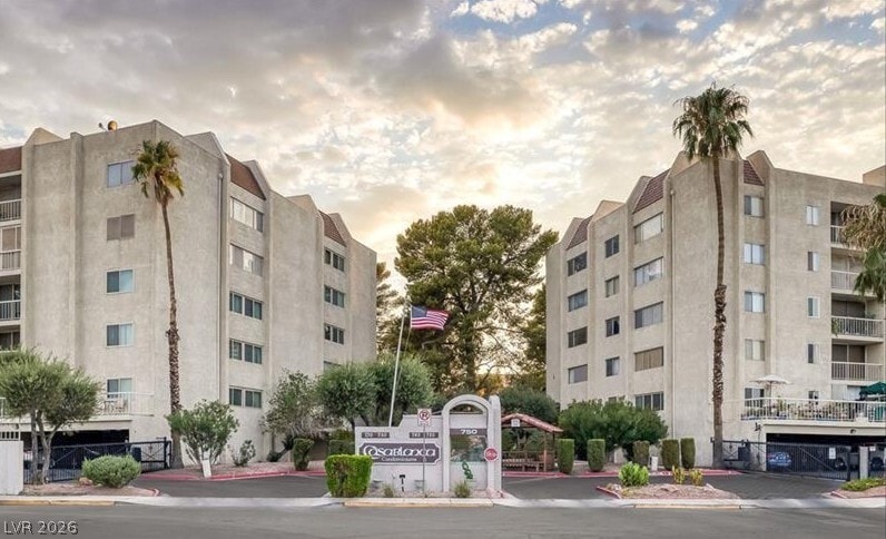 Foto del edificio - 750 S Royal Crest Cir