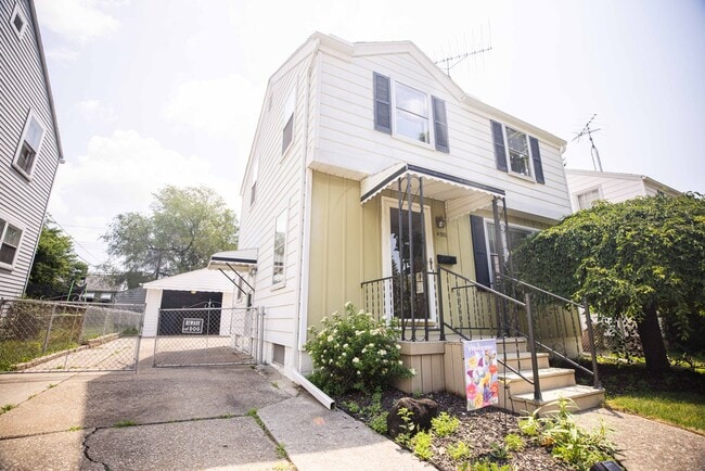 Building Photo - Beautiful traditional three bedroom two st...