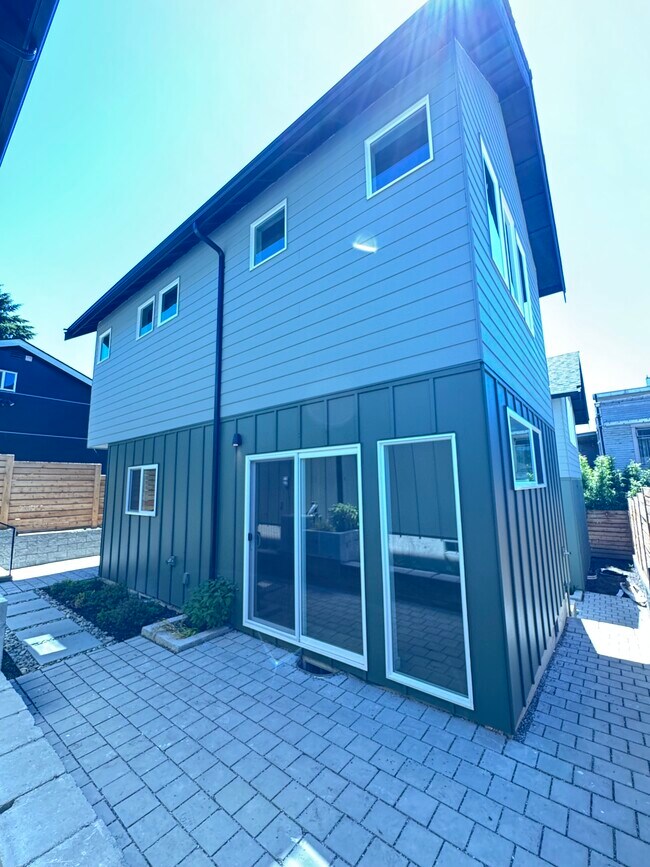 Building Photo - 1407 E Alder St