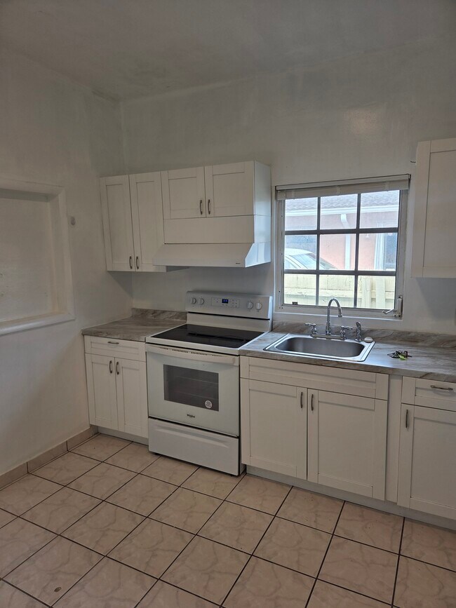 Foto del edificio - 2468 SW 16th St