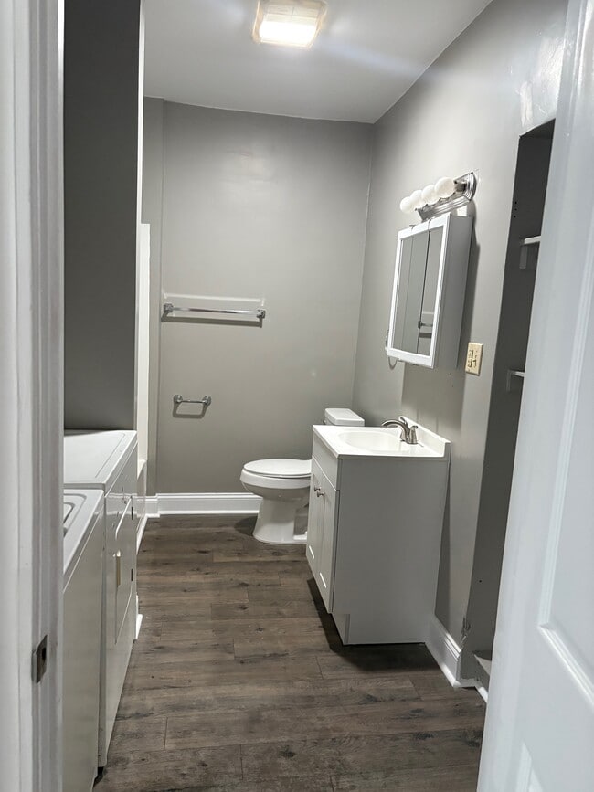 Building Photo - 652 Adams Ave