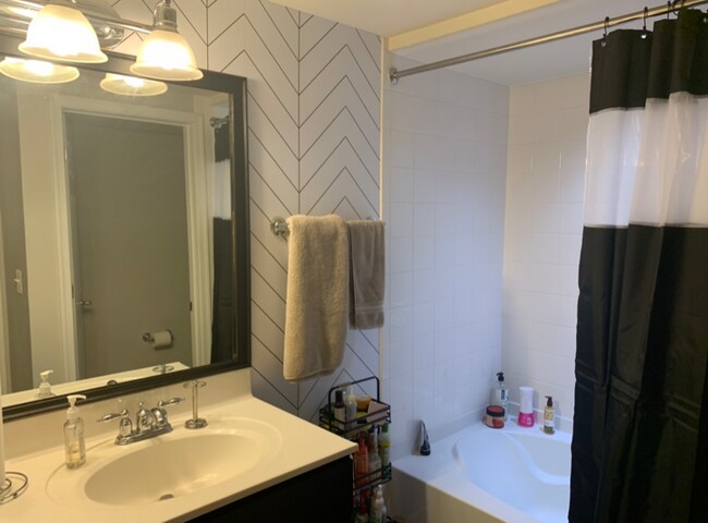 Building Photo - 4067 S Four Mile Run Dr