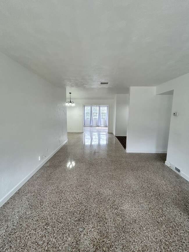 Building Photo - 14 Ronnie Cir