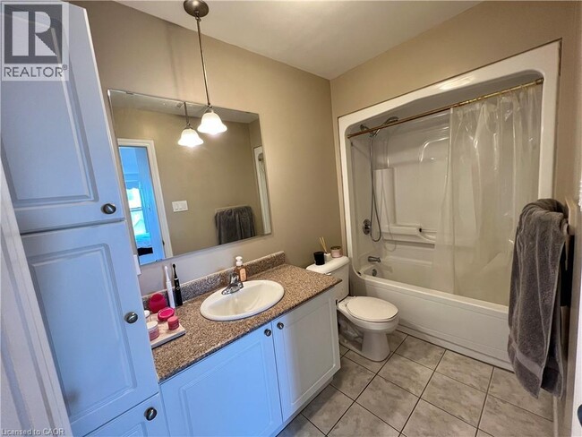 Building Photo - 135 James St S