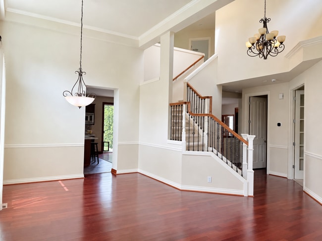 Building Photo - Spacious 5 Bedroom Home with A/C, Den, Waterfall in Prime Kenmore Cul-de-Sac