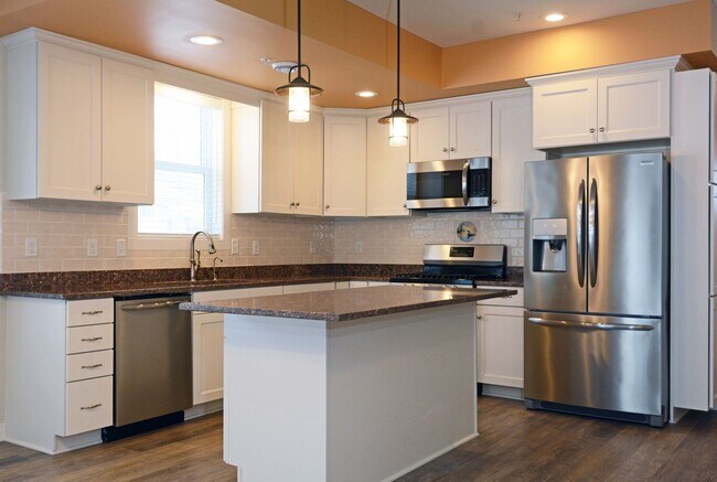 Foto del edificio - Beautiful 3 BD / 2.25 BA townhome in Rosem...