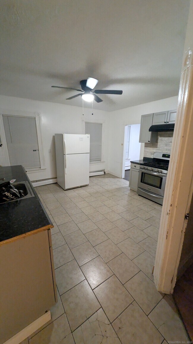 Foto del edificio - 83 Lounsbury Ave