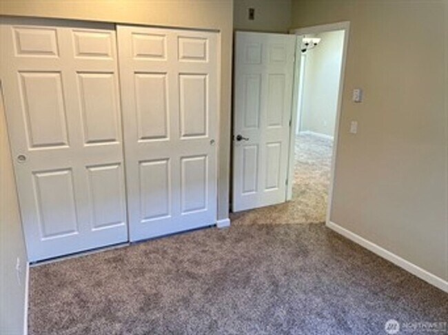Building Photo - 1 Bedroom Condo Available  with washer/dry...
