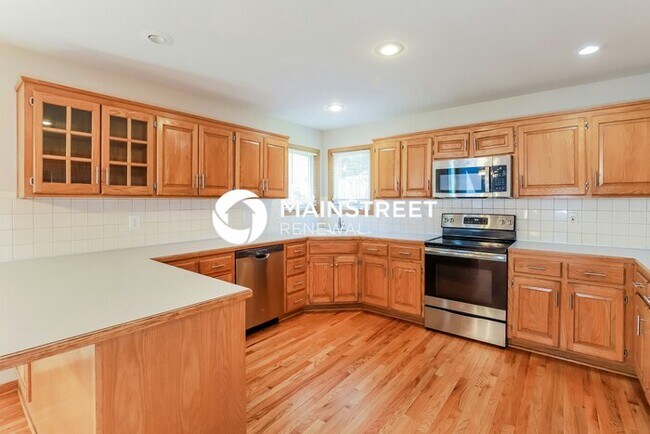 Foto del edificio - 4 Bedroom Pet-Friendly Home in Lee's Summit, MO with Main Street Renewal