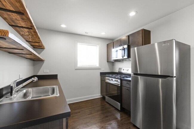 Building Photo - 2 bedroom in Chicago IL 60618