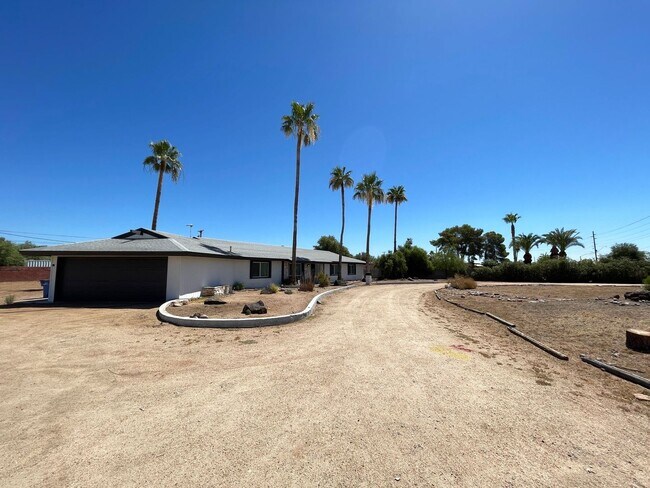 Building Photo - 1 Acre Lot!  Tons of Room