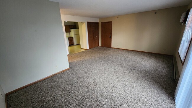 Building Photo - Large 2 Bedroom, 1 Bathroom Apartment with...