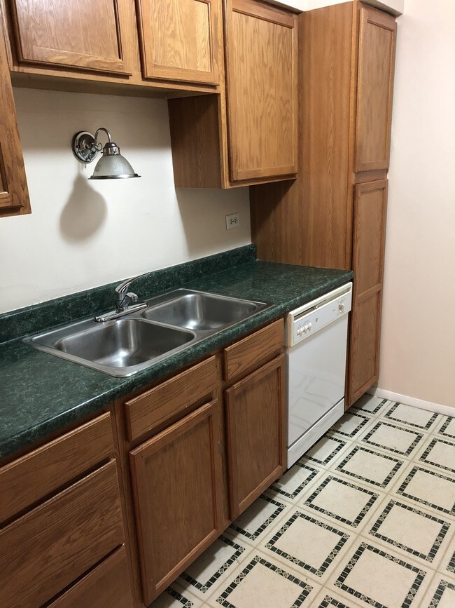 Building Photo - 6147 Knoll Wood Ct