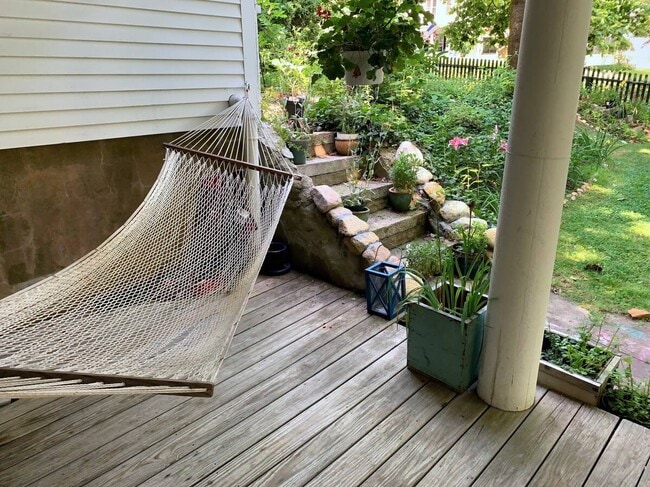 Front porch hammock - 1B Church St