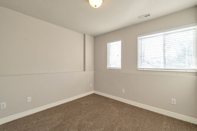 Foto del edificio - Amazing Pet Friendly 4 Bed 2 Bath Clearfie...