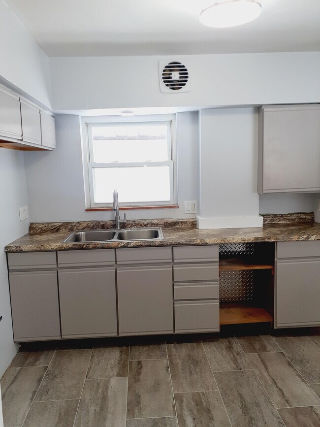 Building Photo - 639 3rd St